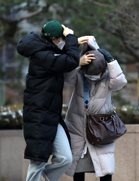 28일 광화문 거리에서 시민들이 강풍을 맞으며 걷고 있다. 2021.1.28  연합뉴스