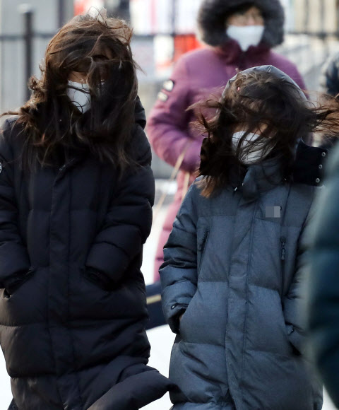 28일 광화문 거리에서 시민들이 강풍을 맞으며 걷고 있다. 2021.1.28  연합뉴스