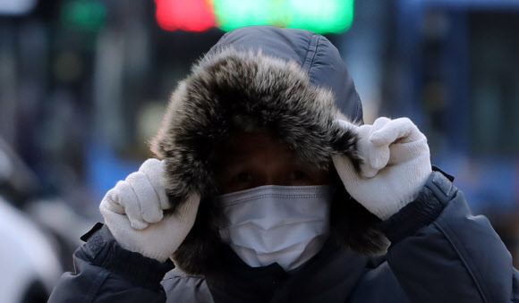 28일 광화문 거리에서 한 시민이 강풍을 맞으며 걷고 있다. 2021.1.28  연합뉴스