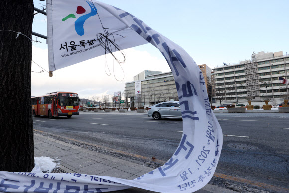 28일 오후 서울 종로구 세종대로 거리에 설치된 현수막이 강풍에 날리고 있다. 2021.1.28  연합뉴스