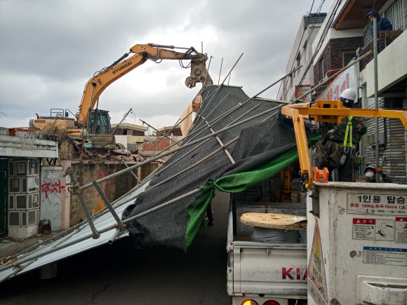 28일 오후 대구지역에 강풍이 불며 대구 달서구 송현동의 한 공사장 펜스가 바람에 넘어져 있다. 2021.1.28  대구소방안전본부 제공