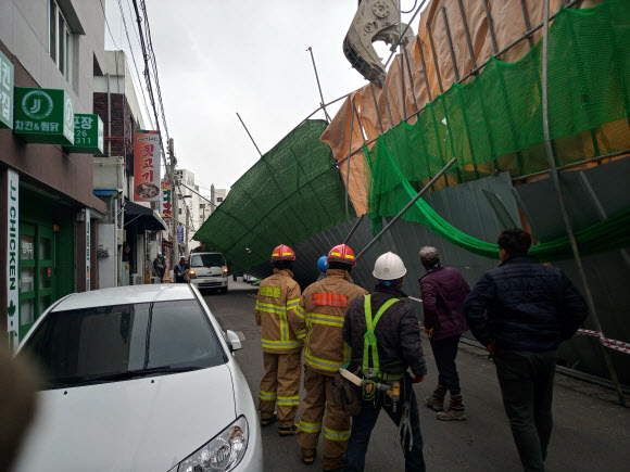 28일 오후 대구지역에 강풍이 불며 대구 달서구 송현동의 한 공사장 펜스가 바람에 넘어져 있다. 2021.1.28  대구소방안전본부 제공
