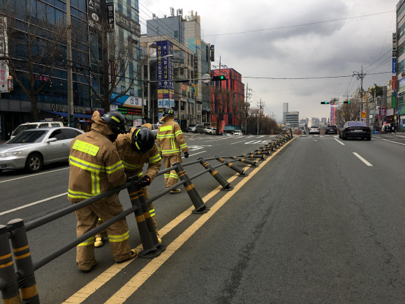 28일 오후 대구지역에 강풍이 불며 대구 서구 중리동의 도로 펜스가 넘어져 있다. 2021.1.28  대구소방안전본부 제공