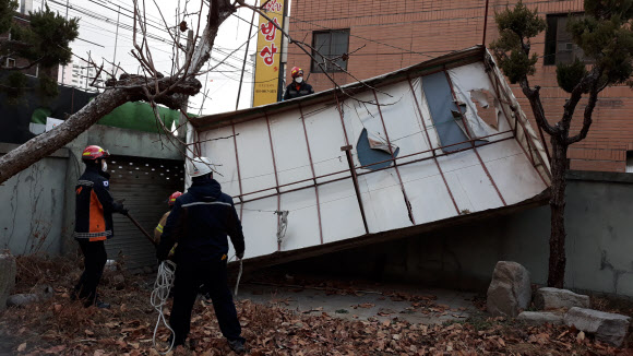 28일 오후 대구지역에 강풍이 불며 대구 달서구 송현동의 한 주택에서 바람에 날아온 구조물을 소방대원들이 안전조치 하고 있다. 2021.1.28  대구소방안전본부 제공