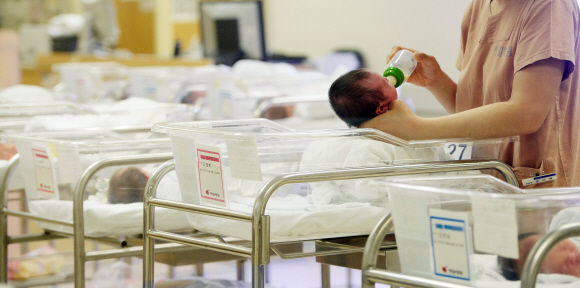 한 산부인과 전문병원 신생아실에서 간호사가 신생아들을 돌보고 있다.  박윤슬 기자 seul@seoul.co.kr   