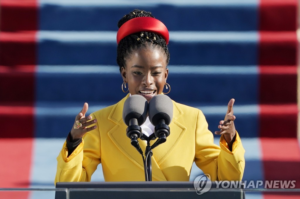 20일(현지시간) 조 바이든 미국 대통령 취임식에서 축시를 낭송하는 미국 청년 계관시인 어맨다 고먼.  AFP 자료사진 연합뉴스