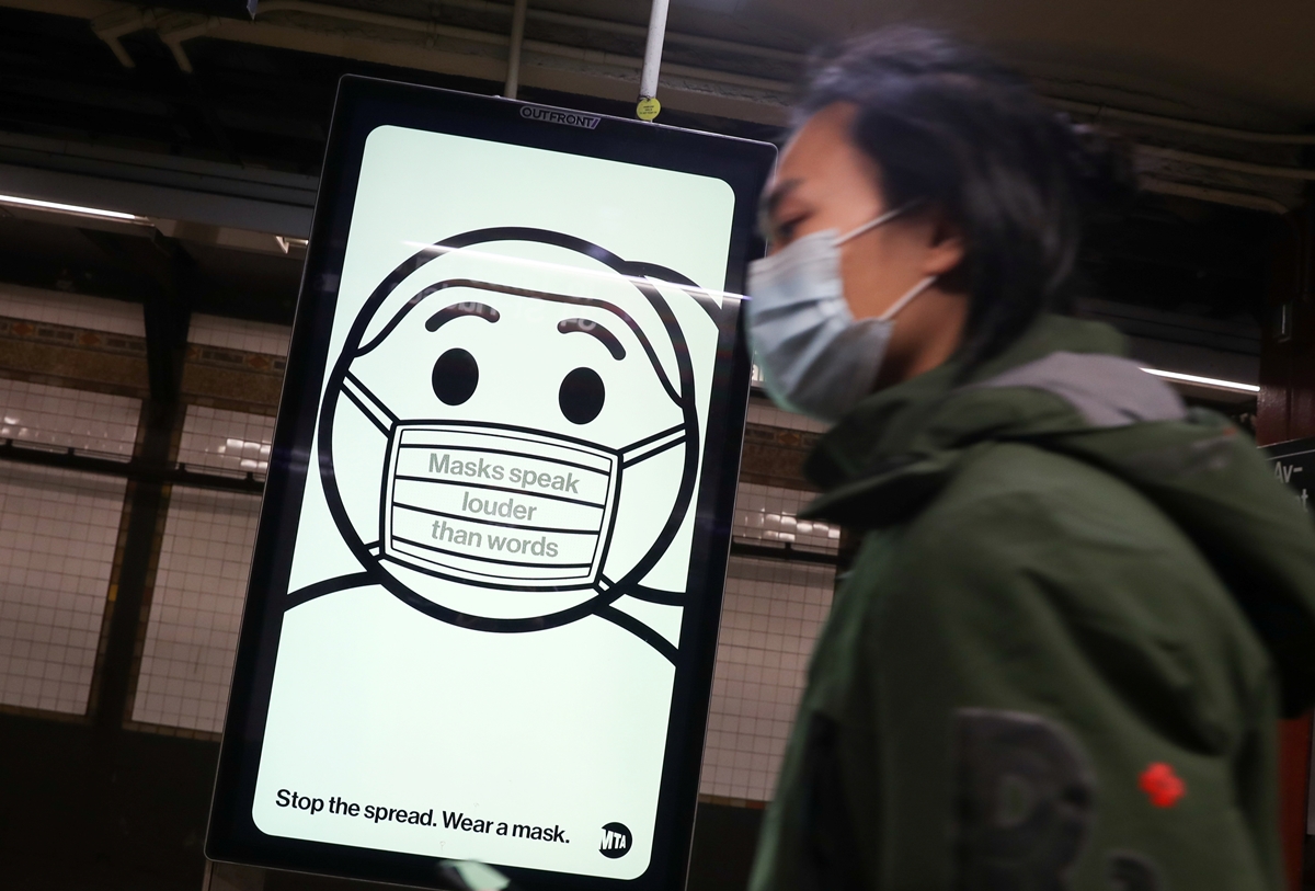 미국 뉴욕 지하철 내에 마스크 착용을 권고하는 광고판이 설치돼 있다. 2020.11.14  로이터 연합뉴스