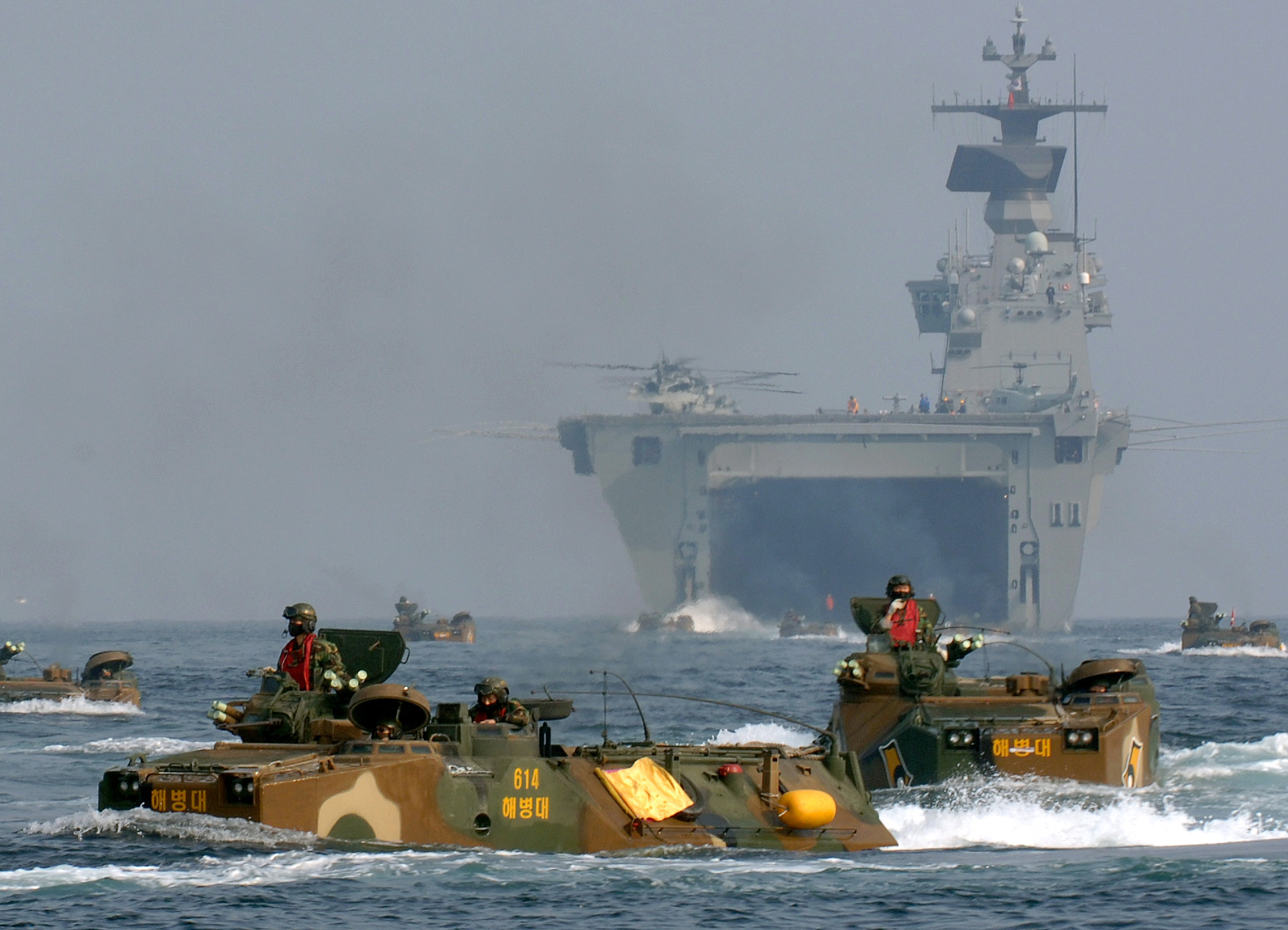 대형수송함 독도함에서 나온 해병대 상륙돌격장갑차들이 해안을 향해 돌격하는 모습. 해군 제공