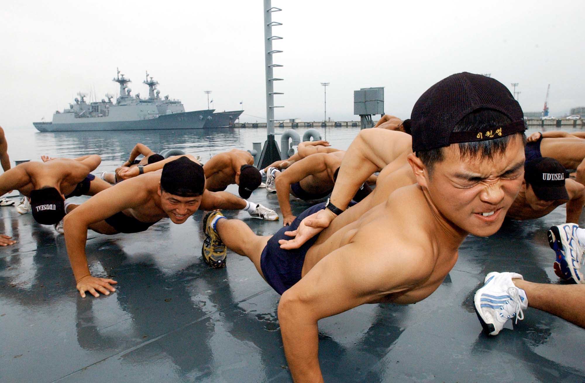 한손으로 팔굽혀 펴기를 하는 UDT 대원들. 해군 제공