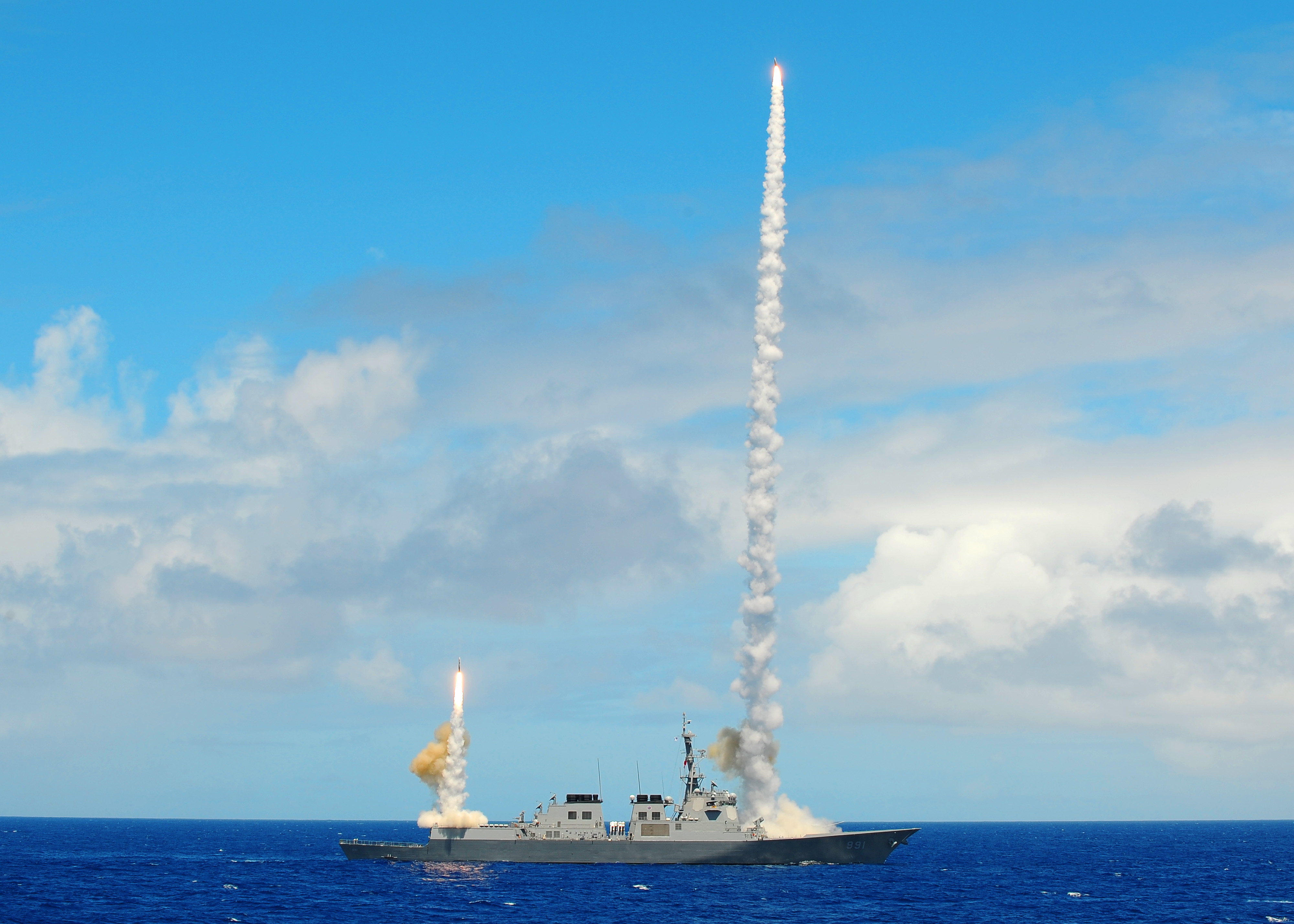 세종대왕함에서 SM2 대공미사일을 발사하는 모습. 해군 제공