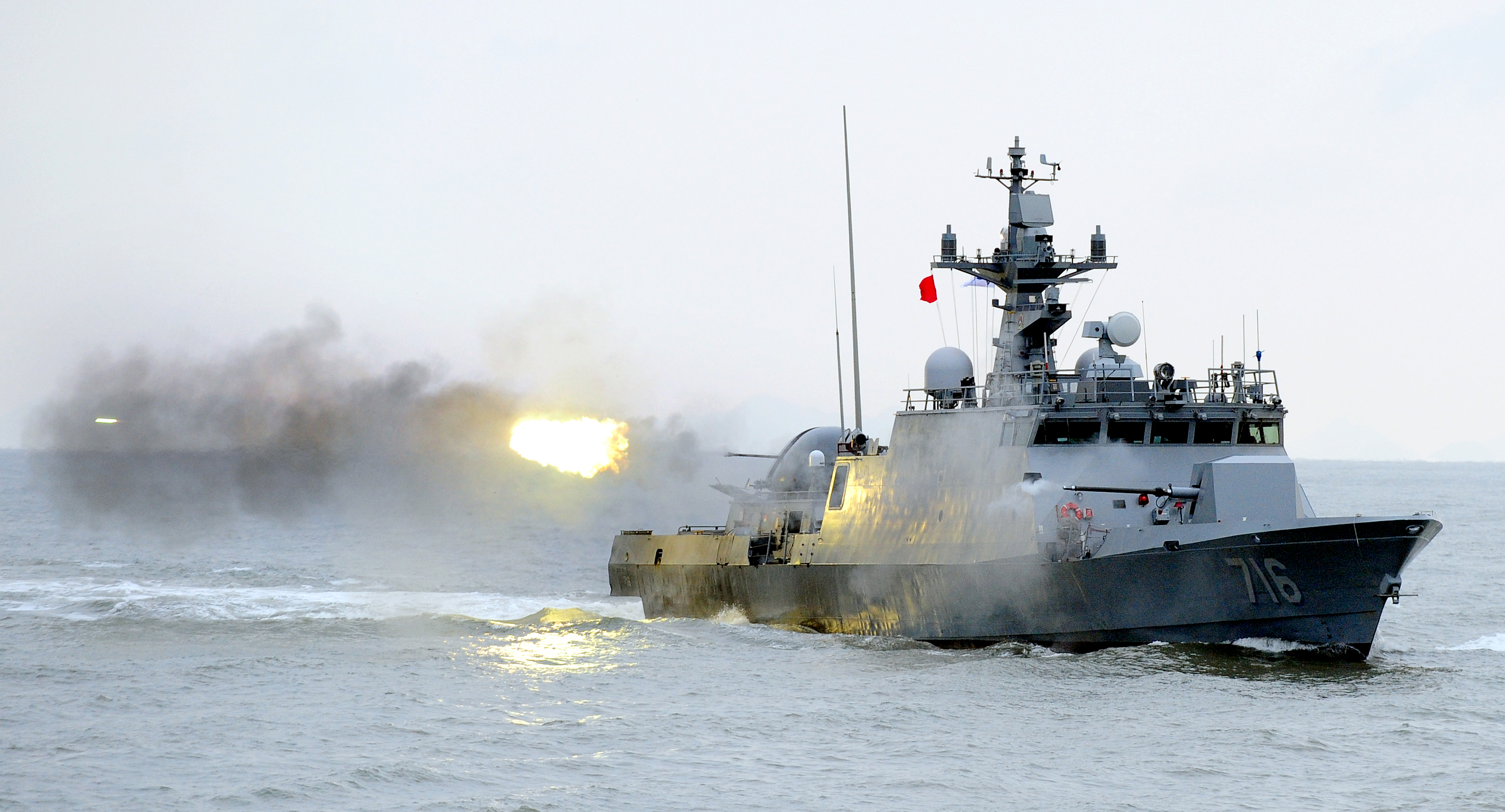 새로 도입된 윤영하함급 유도탄고속함이 76㎜ 함포와 40㎜ 함포를 발사하는 모습. 해군 제공