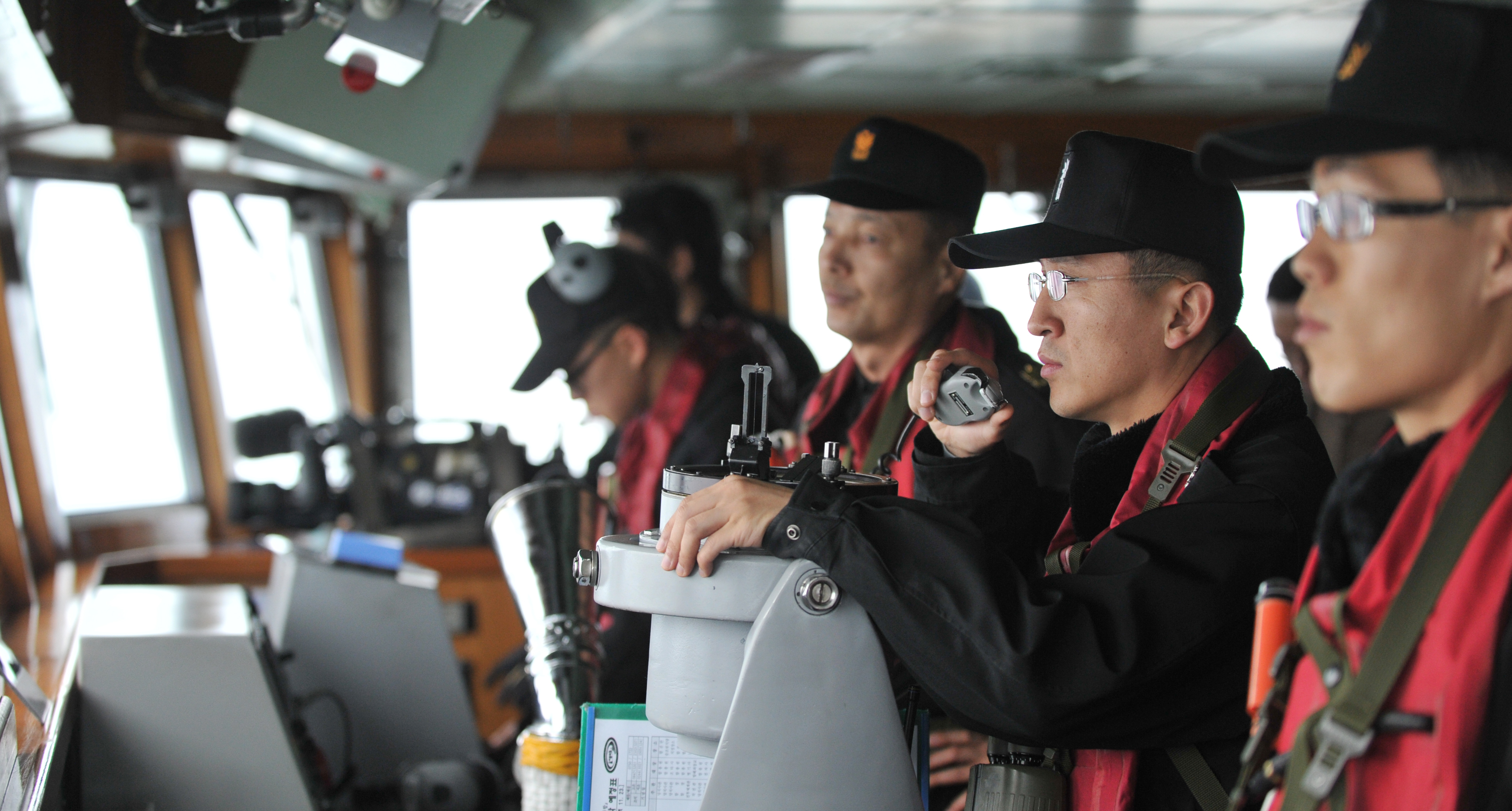 광개토대왕함 함교에서 훈련기동을 지휘하는 함장과 장교들. 해군 제공