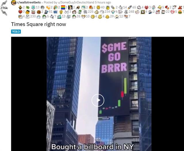 미국 뉴욕 타임스스퀘어 전광판에 ‘$GME GO BRRR’이라는 문구의 광고가 걸려 있다. GME는 게임스톱의 티커(주식시장에 등록된 약자)이며, ‘BRRR’은 돈 찍는 소리를 표현한 것으로 인터넷 밈(모방을 통해 번지는 콘텐츠)으로 자주 사용된다. 레딧 캡처