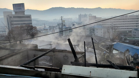 31일 소방대원들이 강원 원주시 명륜동 주택 밀집 지역의 화재를 진화하고 잔불을 끄고 있다. 이날 화재로 3명이 숨지고 2명이 다쳤다.<br>원주 연합뉴스