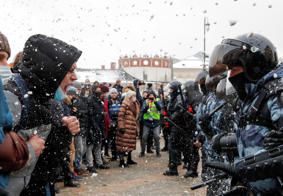 러시아 경찰과 대치하는 나발니 석방 요구 시위대