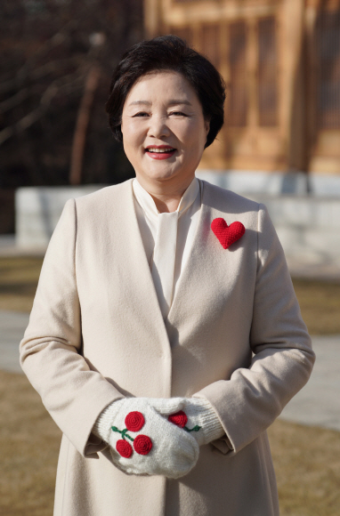 김정숙 여사가 1일 사회복지공동모금회 ‘희망2021나눔캠페인’ 사랑의 온도탑 100도 달성을 이뤄낸 국민들에 대한 감사 인사를 영상으로 전하고 있다. 2021.2.1.청와대제공