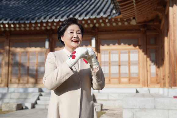 김정숙 여사가 1일 사회복지공동모금회 ‘희망2021나눔캠페인’ 사랑의 온도탑 100도 달성을 이뤄낸 국민들에 대한 감사 인사를 영상으로 전하고 있다. 2021.2.1.청와대제공