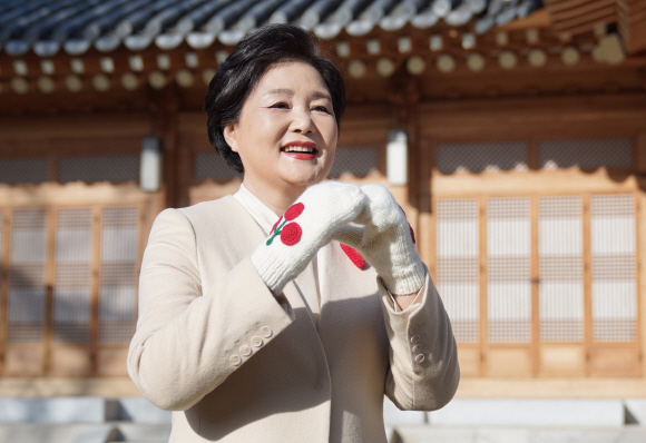 김정숙 여사가 1일 사회복지공동모금회 ‘희망2021나눔캠페인’ 사랑의 온도탑 100도 달성을 이뤄낸 국민들에 대한 감사 인사를 영상으로 전하고 있다. 2021.2.1.청와대제공