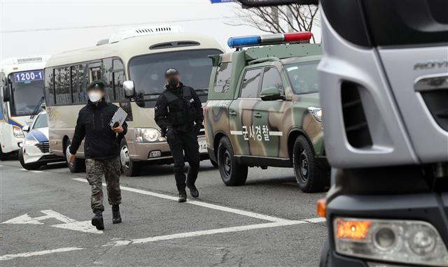 코로나19 백신 수송 지키는 군