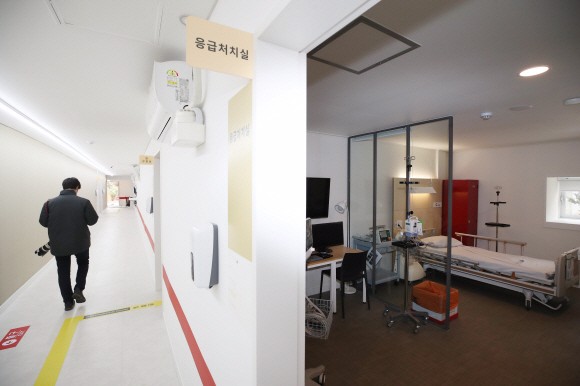 코로나 19 예방접종 대응 추진단과 국립중앙의료원이 코로나19 중앙예방접종센터 지정에 따라 1일 시설을 완비하고 운영개시를 앞두고 있다. 사진은 접종센터 안 응급처치실. 2021. 2. 1 정연호 기자 tpgod@seoul.co.kr