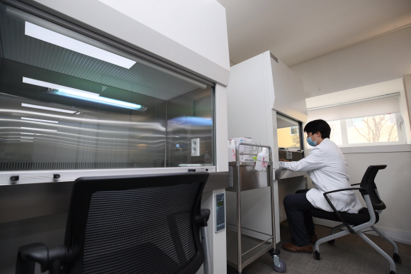 코로나 19 예방접종 대응 추진단과 국립중앙의료원이 코로나19 중앙예방접종센터 지정에 따라 1일 시설을 완비하고 운영개시를 앞두고 있다. 한 의료진이 센터 안 접종실에 설치된 클린벤치 시범을 보이고 있다. 클린벤치는 백신을 소분하는 장치다. 2021. 2. 1 정연호 기자 tpgod@seoul.co.kr