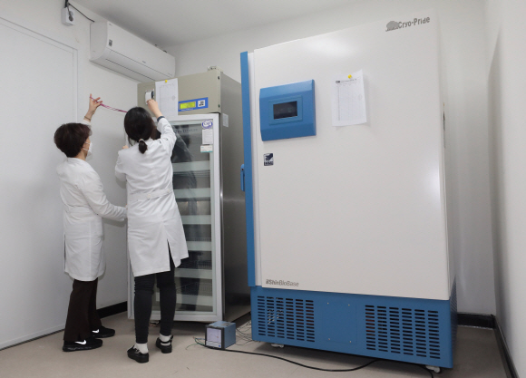 1일 국립중앙의료원 관계자들이 백신 초기 접종이 진행되는 서울 중구 국립중앙의료원 중앙예방접종센터에서 해동 백신용 냉장고와 초저온 냉동고를 점검하고 있다. 2021. 2. 1 정연호 기자 tpgod@seoul.co.kr