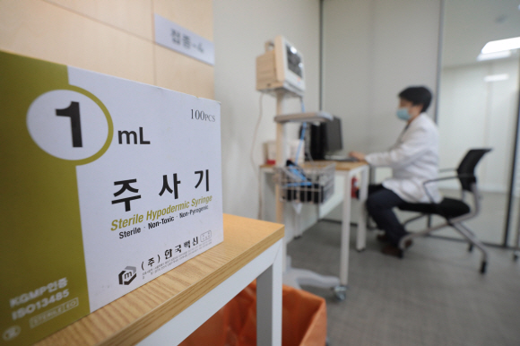 1일 국립중앙의료원 관계자들이 백신 초기 접종이 진행되는 서울 중구 국립중앙의료원 중앙예방접종센터 접종실을 점검하고 있다. 2021. 2. 1 정연호 기자 tpgod@seoul.co.kr