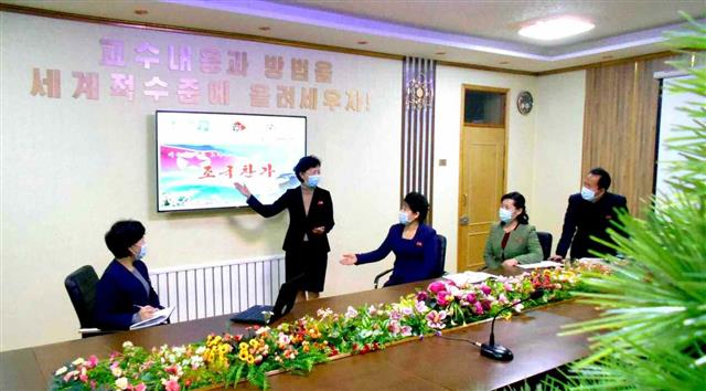 8차 당 대회 교육부문 결정 관철 나선 북한 교원들