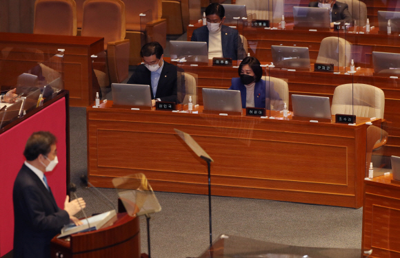 국민의힘 조수진, 구자근 의원 등이 2일 오전 이낙연 더불어민주당 대표의 교섭단체 대표연설이 열린 국회 본회의에 불참해 자리가 비어 있다. 2021. 2. 2 김명국 선임기자 daunso@seoul.co.kr