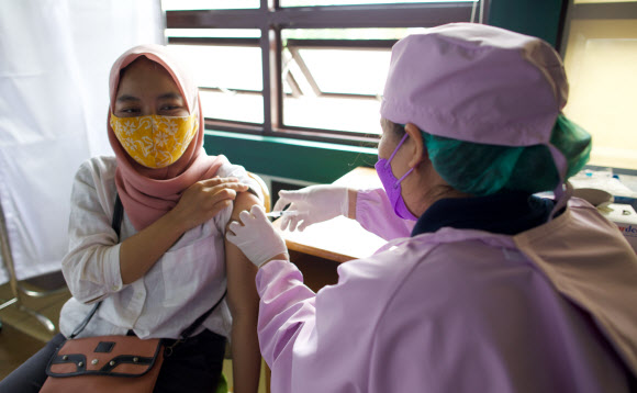 인도네시아 수도 자카르타의 한 의료진이 1월 31일 코로나19 백신을 접종받고 있다. 2021.1.31  EPA 연합뉴스