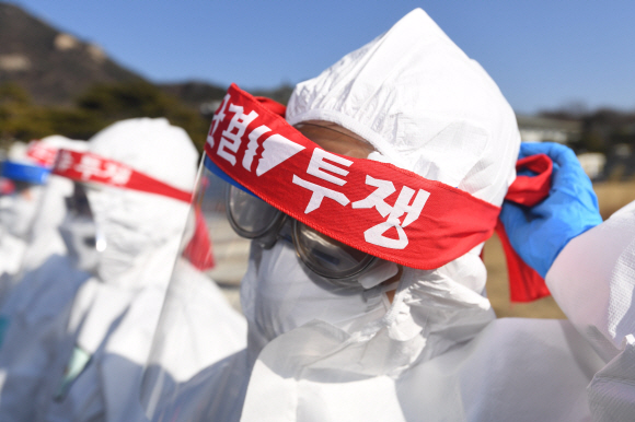 건의료노조 투쟁선포 기자회견을 열고 코로나19 전담병원 정원 확대, 인력기준 마련, 형평성 있는 지원체계 마련, 공공의료 강화를 촉구하며 머리띠를 두르고 있다. 2021. 2. 2 박윤슬 기자 seul@seoul.co.kr