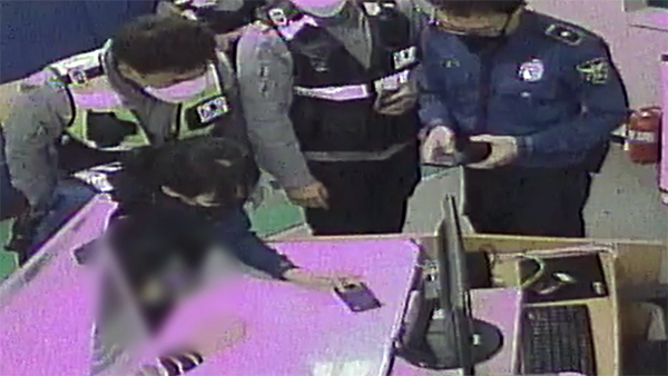 지난 22일 광주 북부경찰서 동운지구대에서 택시에 두고 내린 승객의 가방을 찾기 위해 경찰관들이 CCTV를 보고 있다. [광주경찰청 제공]