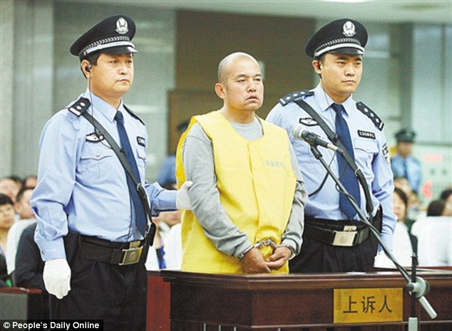 중국에서 여성 성폭행 살해범으로 누명을 쓴 21세 청년 녜수빈이 1995년 억울하게 사형당한 지 10년 뒤인 2005년 해당 사건 진범으로 드러난 왕수진.  인민망 캡처