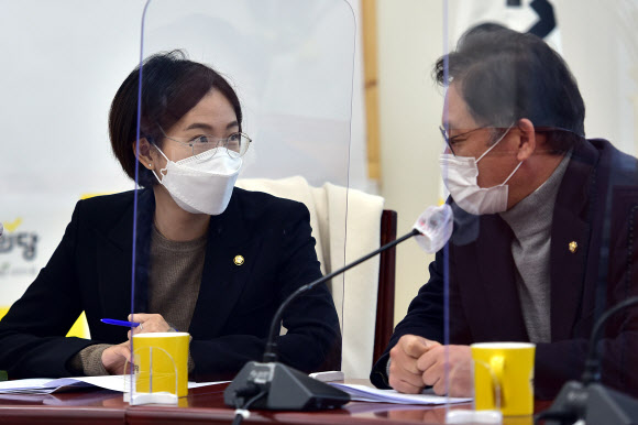 성추행 사건 이후 정치 일선에 복귀한 정의당 장혜영(왼쪽) 의원이 2일 국회에서 열린 당 의원총회에서 배진교 의원과 대화하고 있다. 김명국 선임기자 daunso@seoul.co.kr