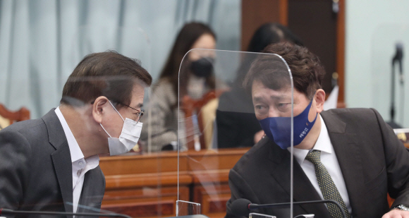 서훈(왼쪽) 청와대 국가안보실장과 최재성 정무수석이 2일 청와대에서 열린 영상 국무회의에서 대화를 하고 있다. 도준석 기자 pado@seoul.co.kr
