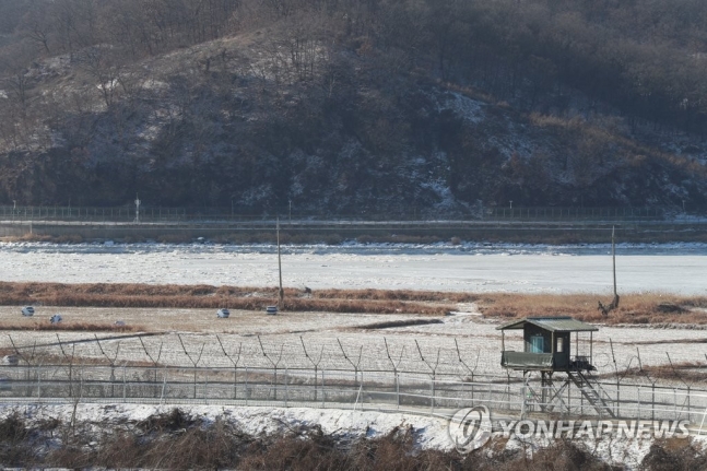 사진은 경기도 파주시 임진각에서 바라본 임진강이 한파에 얼어 있는 모습. 연합뉴스(위 기사와 관련 없음)