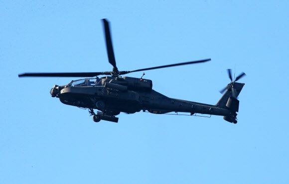 정찰 비행 중인 아파치헬기