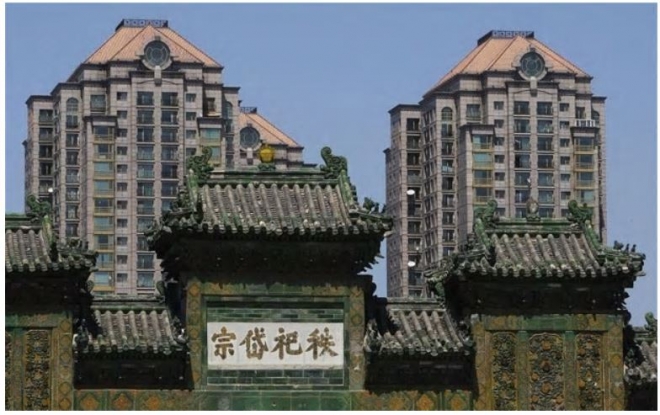 패방(중국 전통 건축양식의 하나인 ‘문(門)’을 말함) 뒤로 보이는 베이징의 아파트. 베이징 AP 연합뉴스