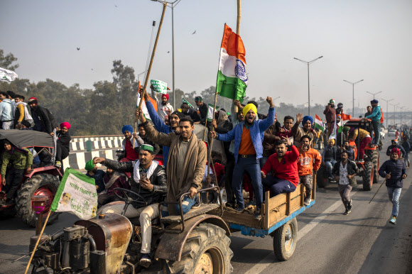 인도 농업개혁에 반대하는 농민들이 지난달 26일 수도 뉴델리에서 트랙터 시위를 벌이고 있다. 뉴델리 AP 연합뉴스