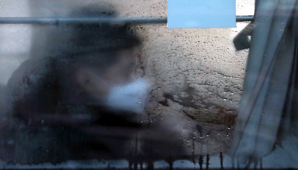 추운 날씨에 뿌옇게 변한 버스 창문