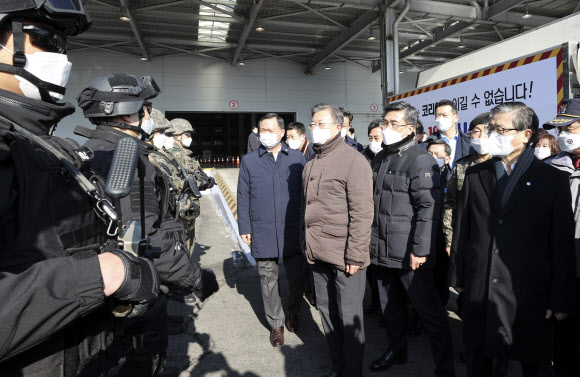 훈련 관계자 격려하는 문 대통령