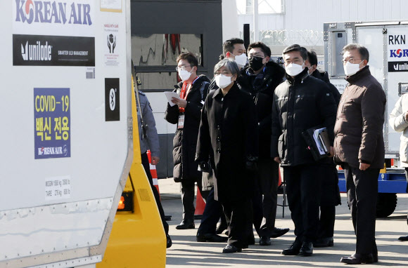 문재인 대통령, 백신 수송 모의훈련 참관