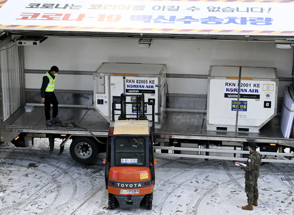 백신 모형 하차하는 관계자들