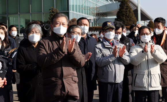 백신 수송 지켜보는 문 대통령