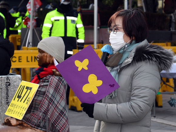 3일 서울 구일본대사관 앞에서 열린 정기수요집회 기자회견에 참가한 이나영 정의기억연대 이사장이 발언을 하고 있다.  2021.2.3 박지환기자 popocar@seoul.co.kr