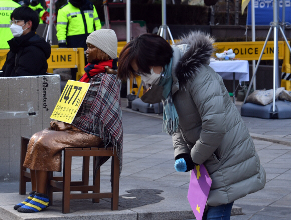3일 서울 구일본대사관 앞에서 열린 정기수요집회 기자회견에 참가한 이나영 정의기억연대 이사장이 발언을 마치고 인사를 하고 있다.  2021.2.3 박지환기자 popocar@seoul.co.kr