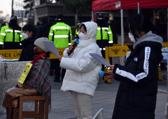 3일 서울 구일본대사관 앞에서 열린 정기수요집회 기자회견에서 활동가들이 발언을 하고 있다.  2021.2.3 박지환기자 popocar@seoul.co.kr