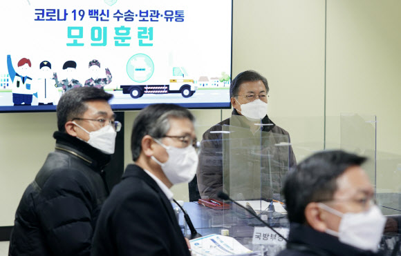 코로나19 백신 수송 모의훈련 설명 듣는 문 대통령
