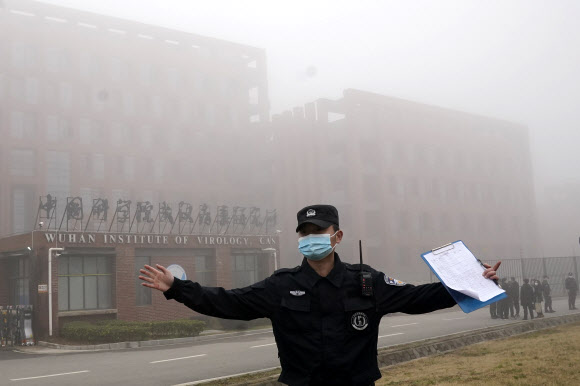 취재진 중국 우한 바이러스 연구소 접근 막는 보안요원