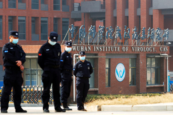 WHO 조사팀 방문한 중국 우한 바이러스연구소 앞 경비요원들